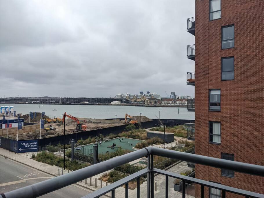 Homely 2 Bed Duplex With A River View Southampton Exterior foto